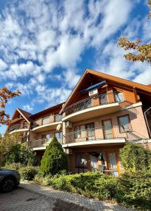 un edificio de apartamentos con un coche aparcado delante de él en Beach Apartman by HelloBalatonlelle, en Balatonlelle 27 fotos más