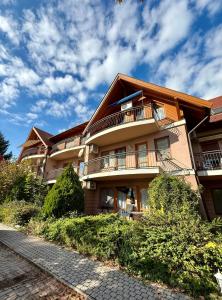Un edificio con balcones a los lados. en Beach Apartman by HelloBalatonlelle, en Balatonlelle