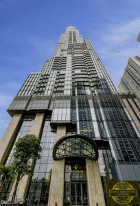 Un rascacielos alto con un cartel delante. en Landmark 81 Imperial Tower Hotel & Skyline Lounge in Ho Chi Minh City, en Ho Chi Minh