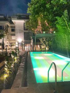 una piscina por la noche en un edificio en Uma Residency, en Katmandú