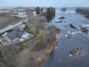 eine Luftaufnahme eines Hauses neben einem Fluss in der Unterkunft Glomma House in Kongsvinger + 3 Fotos