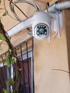 a security camera on the side of a building at Marcelo Buja in Jardín América