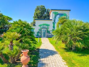 a villa with a pathway in front of a house at Happy Camp Mobile Homes in Gitavillage California in Torre di Montalto