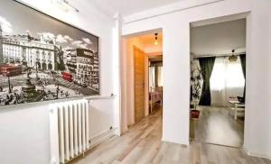 ブカレストにあるLuxury 2BR Apartment Victoriei with Parking!のリビングルーム(壁に大きな絵画付)