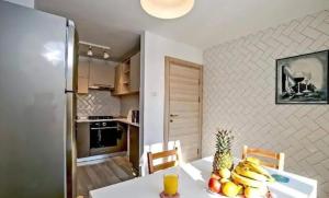 ブカレストにあるLuxury 2BR Apartment Victoriei with Parking!のキッチン(フルーツ付きのテーブル付)
