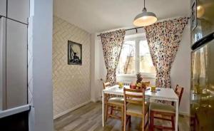 ブカレストにあるLuxury 2BR Apartment Victoriei with Parking!のテーブルと椅子と窓のあるダイニングルーム +4枚の写真