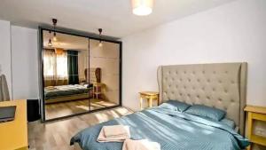 ブカレストにあるLuxury 2BR Apartment Victoriei with Parking!のベッドと大きな鏡のある寝室