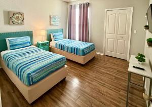 Ένα ή περισσότερα κρεβάτια σε δωμάτιο στο 2br2ba Getaway 7 Miles From Orlando Parks