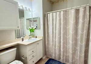 Ένα μπάνιο στο 2br2ba Getaway 7 Miles From Orlando Parks +28 φωτογραφίες