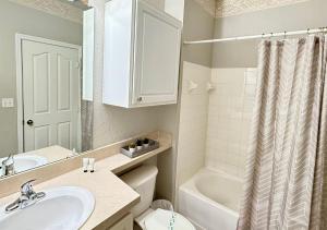 Ένα μπάνιο στο 2br2ba Getaway 7 Miles From Orlando Parks