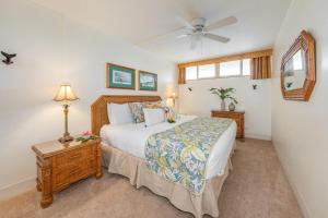 Un dormitorio con una cama y un ventilador de techo. en Kahana Reef 221 · KR 221 BeachFront Condo w Ocean Views Pool BBQ, en Kahana 52 fotos más