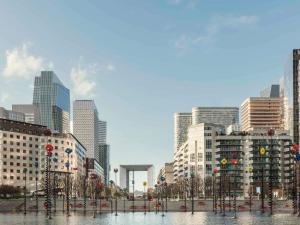 a city with a fountain in the middle of a city at ibis Paris la Défense Esplanade in Courbevoie