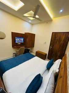 Giường trong phòng chung tại Hotel DVL INN- Near Jalmahal Jaipur