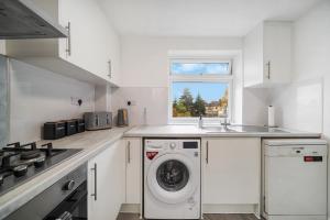 Kuchyň nebo kuchyňský kout v ubytování Cozy 2 bed Close to Wembley Reduction for long stay