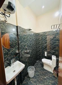 Phòng tắm tại Hotel DVL INN- Near Jalmahal Jaipur