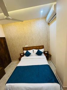 Giường trong phòng chung tại Hotel DVL INN- Near Jalmahal Jaipur +3 ảnh