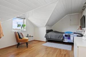 Giường trong phòng chung tại Soltoppen- Lys og romslig villa på Nøtterøy