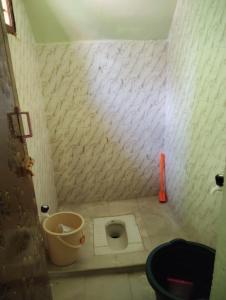 ein kleines Bad mit WC in einem Zimmer in der Unterkunft Kirubai Homestay in Tiruchchendūr