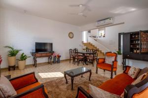 Televisyen dan/atau pusat hiburan di Da Alohas 2BHK Luxury Private Pool Penthouse Suite +15 gambar