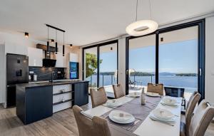 une cuisine et une salle à manger avec une table et des chaises dans l'établissement Villa Evia by Villas Guide, à Prižba