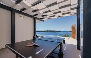 - une table de ping-pong avec vue sur l'eau dans l'établissement Villa Evia by Villas Guide, à Prižba