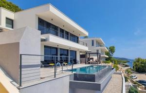 une image d'une maison avec piscine dans l'établissement Villa Evia by Villas Guide, à Prižba