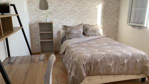 un dormitorio con una cama y una mesa en Suite dans maison provençale chez l'habitant, en Château-Arnoux-Saint-Auban 12 fotos más