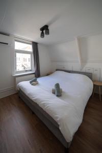 アルクマールにあるThe Alkmaar Family Houseの大きなベッドと2つの枕がある寝室