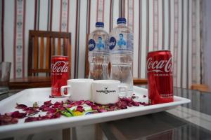 斋沙默尔Desert Capital Resort的桌上装有可可瓶和杯子的托盘 更多32张照片