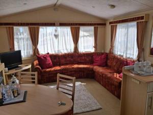 una sala de estar con un sofá y una mesa en Astounding Sea Views, en Bembridge