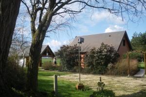 La BergerieにあるLe chalet des Robinsの庭の木のある家