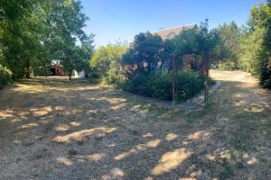 La BergerieにあるLe chalet des Robinsの木々と建物の空き庭