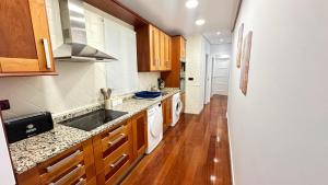 eine Küche mit Spüle und Waschmaschine in der Unterkunft Habitaciones en Toledo in Madrid