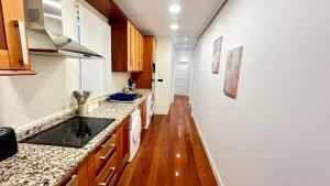 eine Küche mit Spüle und Arbeitsplatte in der Unterkunft Habitaciones en Toledo in Madrid + 24 Fotos