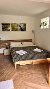 Postel nebo postele na pokoji v ubytování Cozy Room by the A7