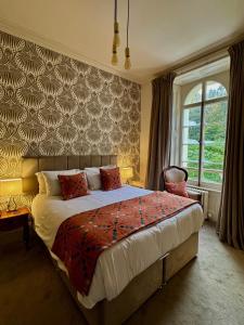 Un pat sau paturi într-o cameră la The Falcondale Country House Hotel