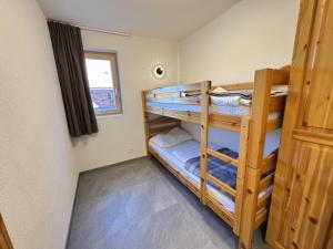 deux lits superposés dans une chambre avec fenêtre dans l'établissement Pracondu 2 001 - OUTDOOR & FUN charming apartment, à Nendaz 12 autres photos