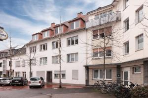 a white building with bikes parked in front of it at Schöner Wohnen mit Balkon im Herzen der Stadt 4 Personen in Paderborn