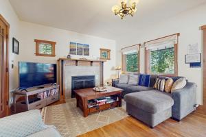 un soggiorno con un divano e una TV di Port Townsend Perfection a Port Discovery