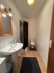 un baño con lavabo e inodoro en La Parenthèse, en Bages 6 fotos más