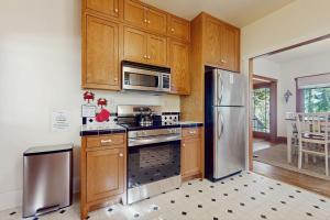 una cucina con elettrodomestici in acciaio inossidabile e mobili in legno di Port Townsend Perfection a Port Discovery