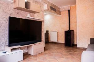 a living room with a large flat screen tv at Trilocale con Piscina Roma in Colonna