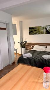 Postel nebo postele na pokoji v ubytování Cozy Room by the A7