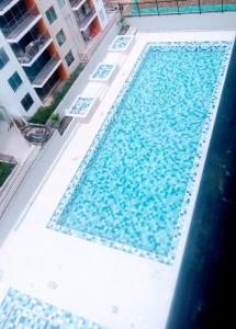 una gran piscina con agua azul en Mirador de la estancia, en Melgar