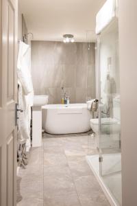 O baie la The Falcondale Country House Hotel +98 fotografii