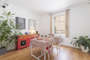 a dining room with a table and some plants at Central Narbonne with rooftop terrace in Narbonne