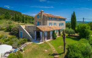Una vista exterior de una gran casa de piedra. en Villa Pigini by Villas Guide, en Livade