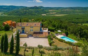 Una vista aérea de una casa y una piscina. en Villa Pigini by Villas Guide, en Livade