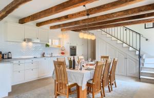 Una cocina y un comedor con mesa y sillas. en Villa Pigini by Villas Guide, en Livade