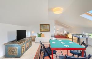 Una sala de estar con televisión, mesa y sillas. en Villa Pigini by Villas Guide, en Livade